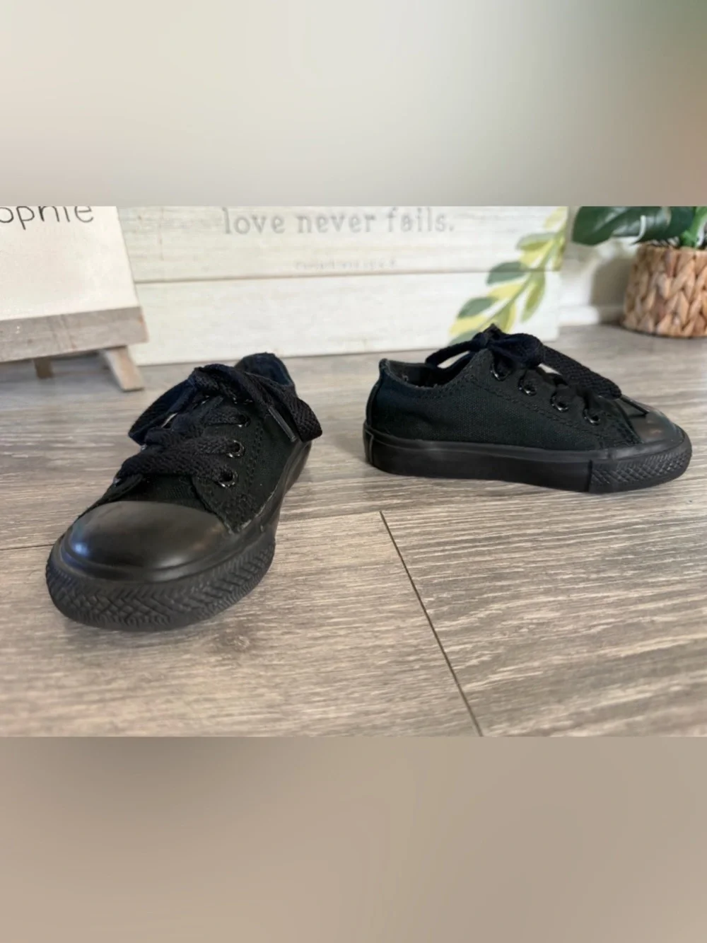 Converse‎ Kids Black Canvas Chucks Low Top Lace Up Sneakers in Black. 5C